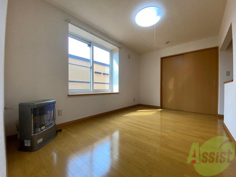 居室・リビング　９帖のＬＤＫ。引き戸を開けると解放感があります。