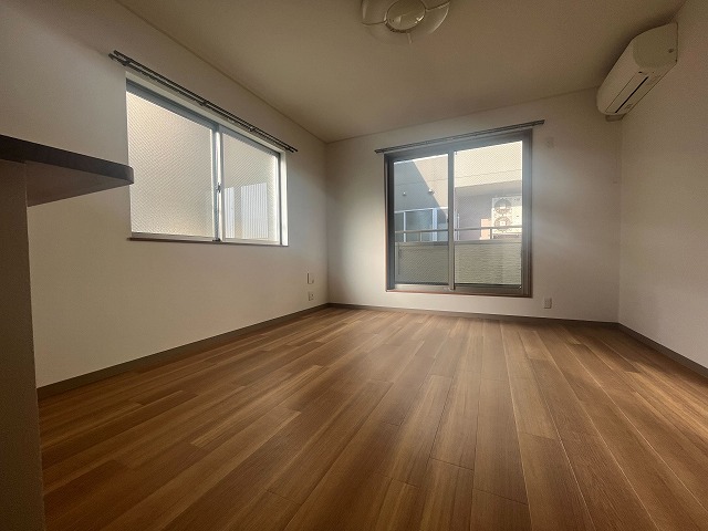 居室・リビング　同物件、別号室のものです