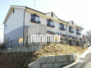 建物外観　２色の外壁の鉄骨造