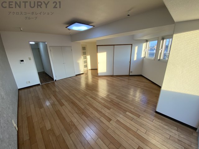 居室・リビング　２面採光で明るいリビング♪