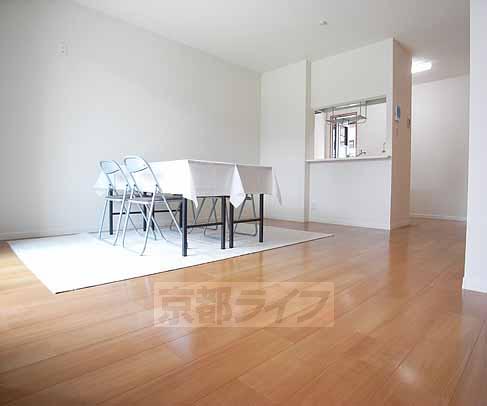 居室・リビング　１階はリビング１４帖と広々・