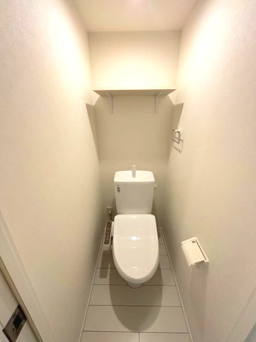 トイレ　落ち着いた色調のトイレです