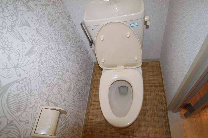 トイレ　アクセントクロスがかわいい洋式トイレです。