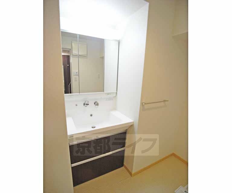 洗面設備　横幅のある洗面台です。