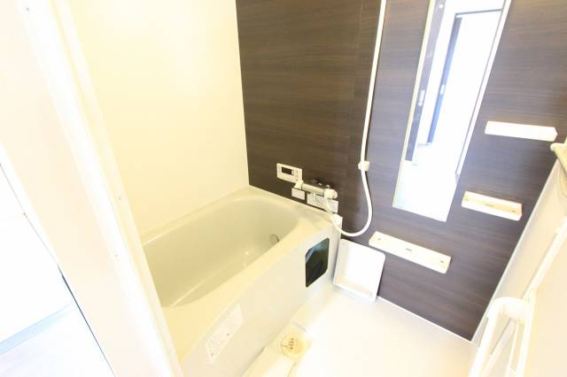 バス・シャワールーム　カラーパネルがおしゃれなお風呂です