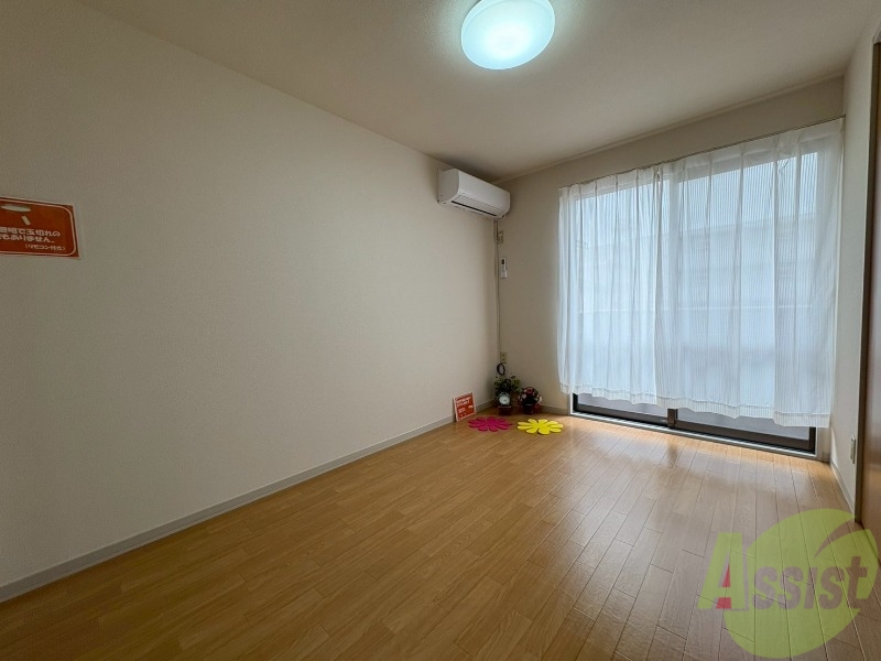 その他部屋・スペース　こちらは５．４帖の洋室になります。広々していますね。