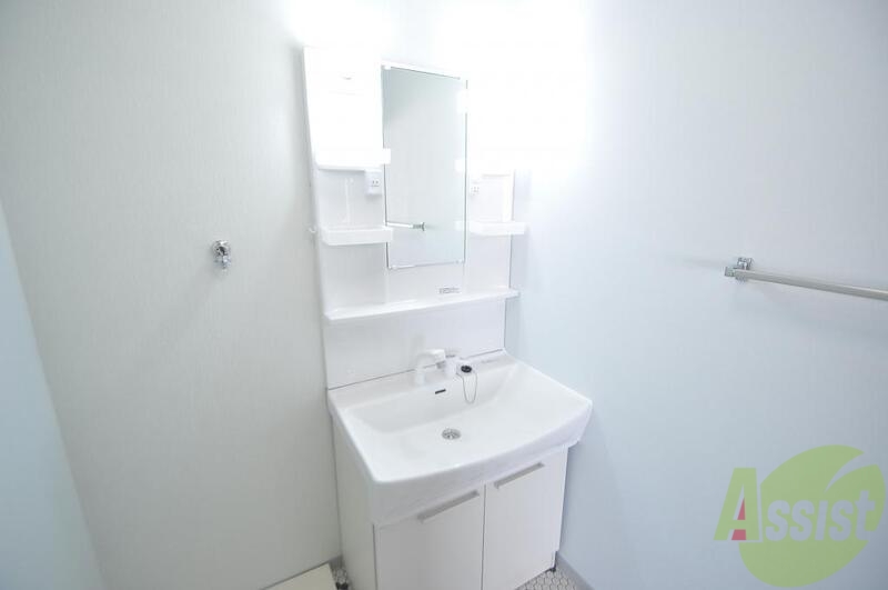 洗面設備　親子並んで一緒に手洗いができそうな素敵な空間です