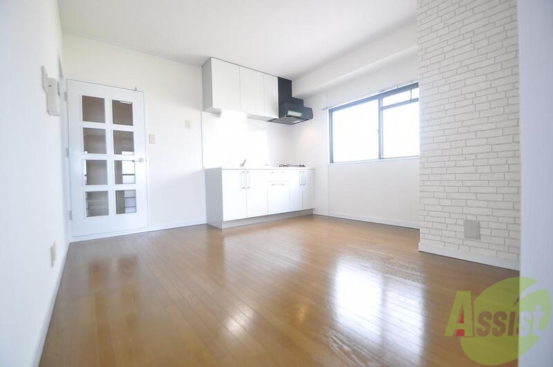 居室・リビング　広めのリビングはゆったりくつろげる癒しの空間です。