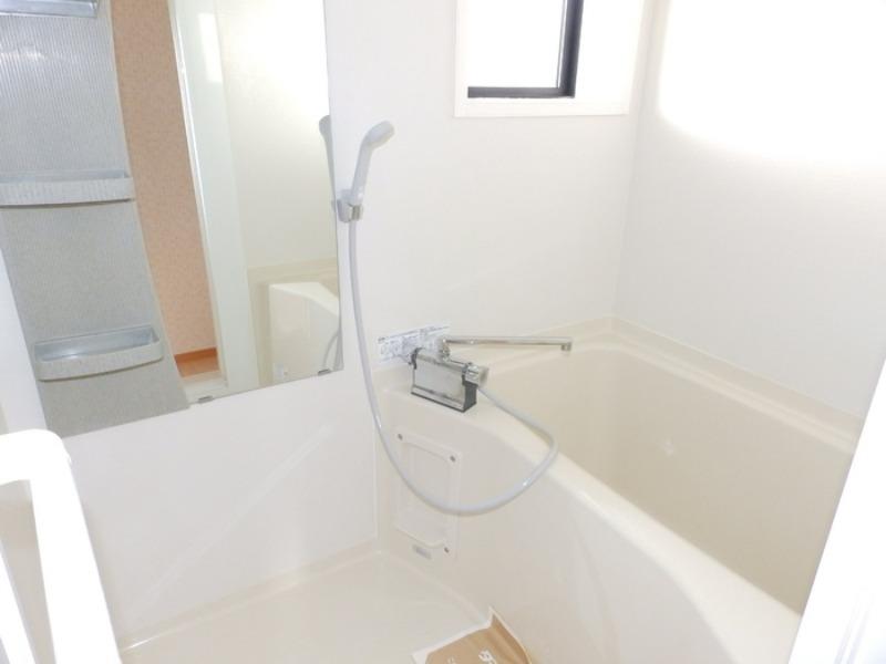 バス・シャワールーム　バスルームは浴室乾燥付きで雨の日のお洗濯も安心です♪