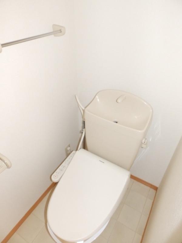 トイレ　トイレには快適な温水洗浄便座付き！