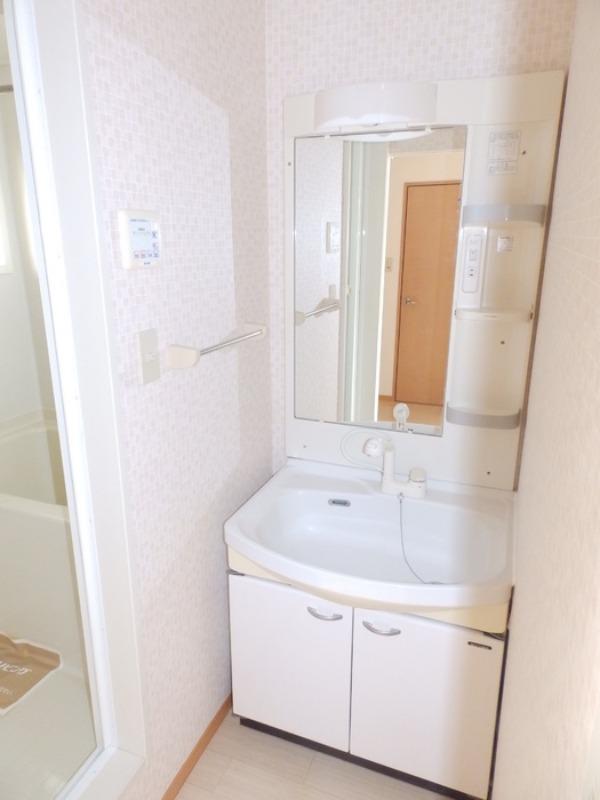 洗面設備　洗面ボウル広めな独立洗面台です♪