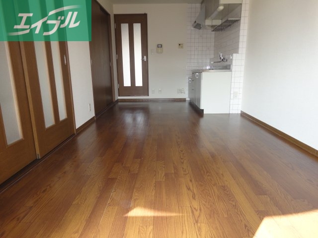 居室・リビング　リビングからキッチン