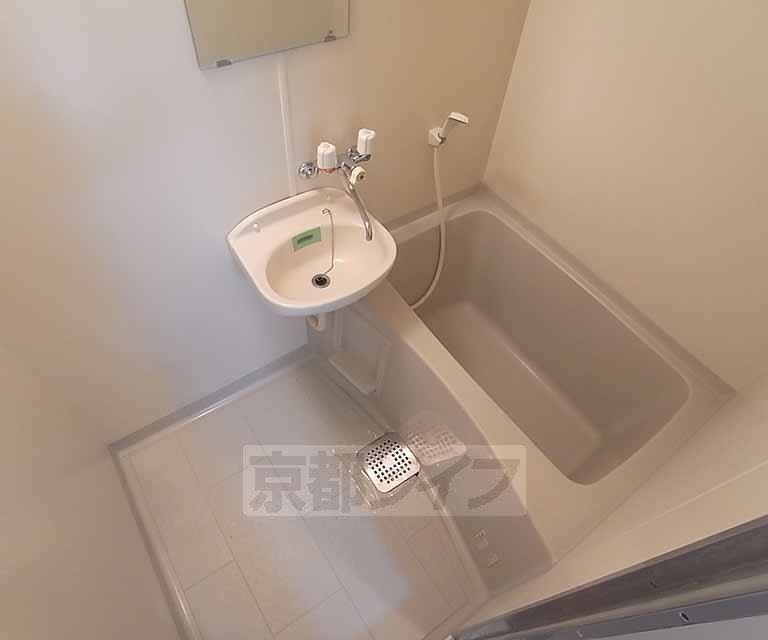 バス・シャワールーム　すっきりとした浴室です。