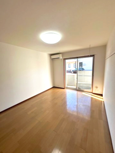 居室・リビング　明るい雰囲気の洋室