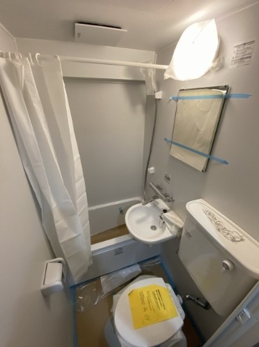 バス・シャワールーム　カーテン付きのバスルームです