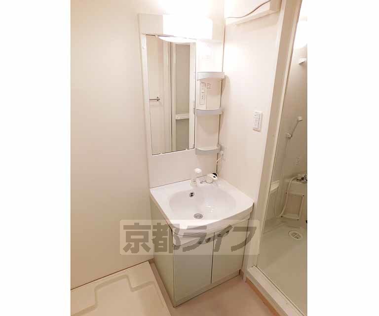 洗面設備　綺麗な洗面台です