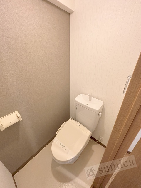 トイレ　人気アイテムの温水洗浄便座。清潔感のあるトイレです。