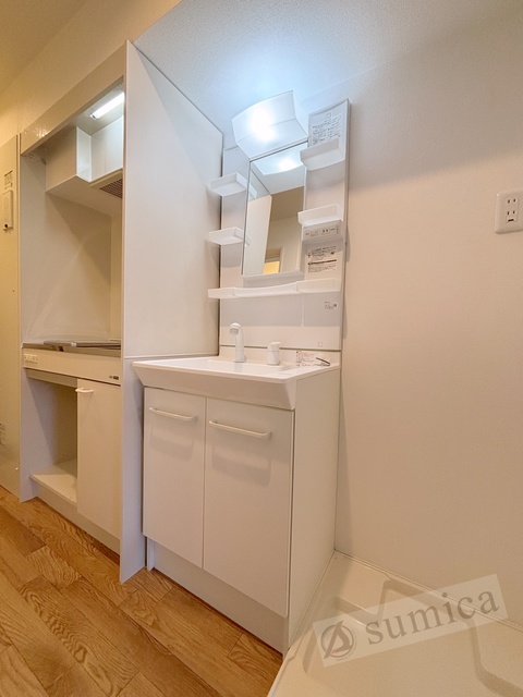 洗面設備　洗面台独立、洗髪洗面化粧台で朝の身支度もはかどります。