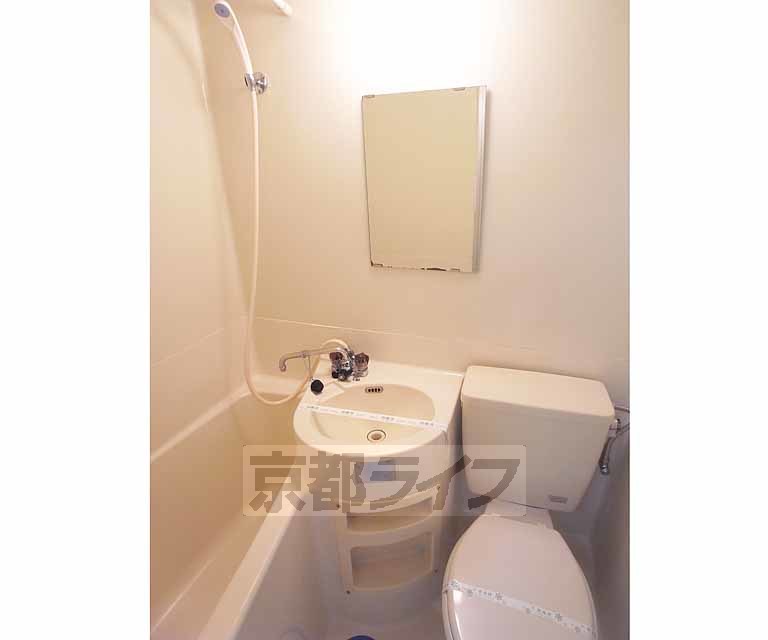 洗面設備　鏡もしっかりついています。