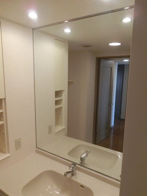 洗面設備　大きな鏡で朝の渋滞回避。