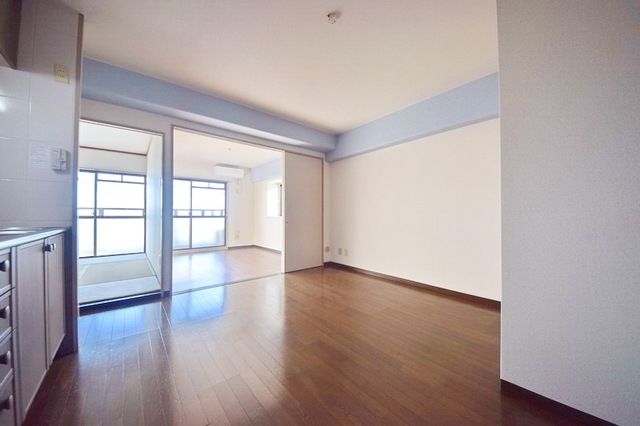 居室・リビング　★開放感のある居室です(反転タイプ)★