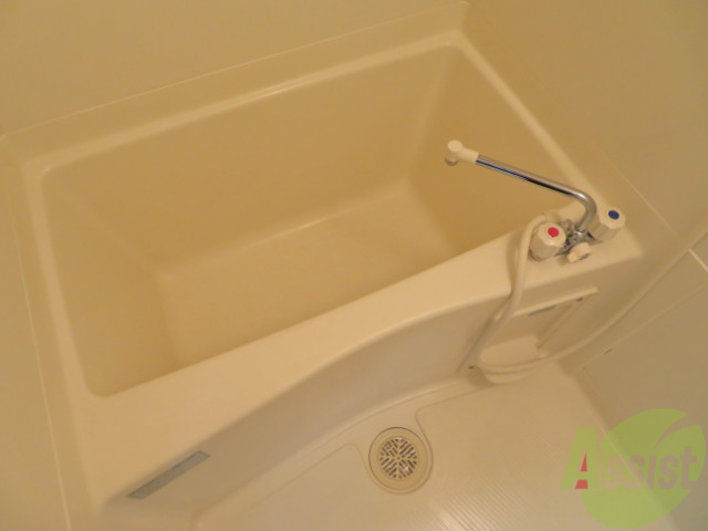 バス・シャワールーム　浴室はゆったりと浸かれるサイズ感になっています。