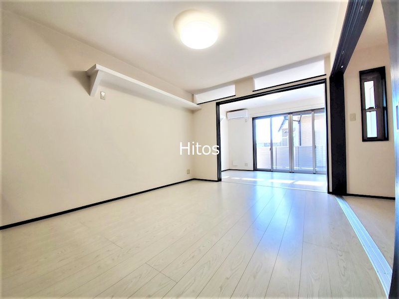 居室・リビング　書斎スペースの仕切りを開けると約11.8帖のLDKとなります