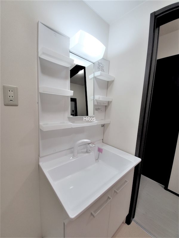 洗面設備　独立洗面化粧台の横には洗濯用防水パン