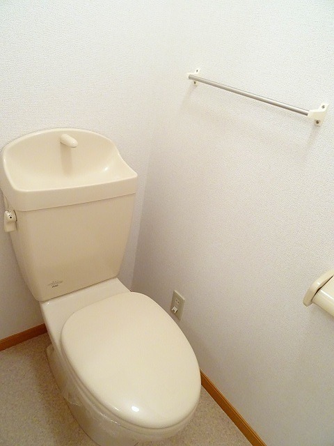 トイレ　温水洗浄便座です。