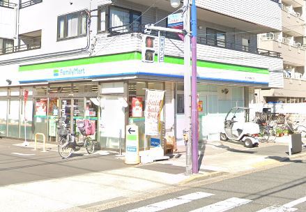 コンビニ　ファミリーマート（コンビニ）まで218m