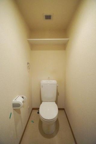 トイレ　上部収納もございます