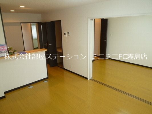 居室・リビング　反転