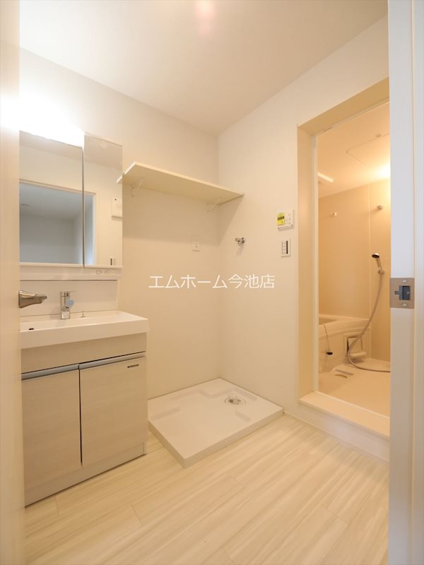 洗面設備　独立洗面台（シャンプードレッサー付）同仕様写真