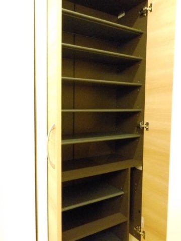 玄関　同物件の別部屋になります。