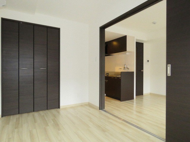 その他　リビング隣の洋室で広くお部屋を使えます！