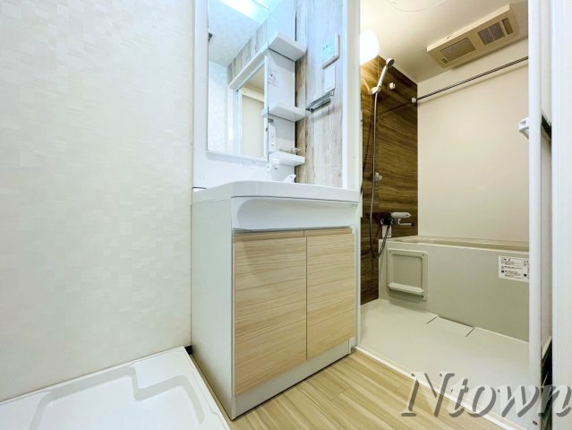 洗面設備　明るい洗面所です