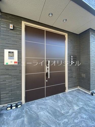 エントランス　不審者の侵入を防ぐオートロック式エントランス☆