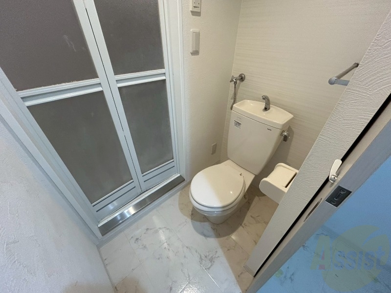 トイレ　こちらはトイレです。清潔感があり、安心して使用できます。