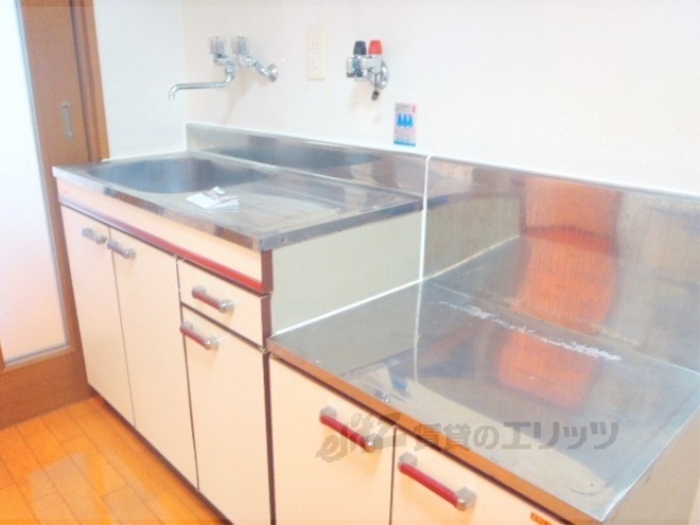 キッチン　二口のコンロが置ける広さ