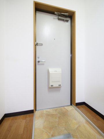 玄関　※写真は別の部屋のものです。