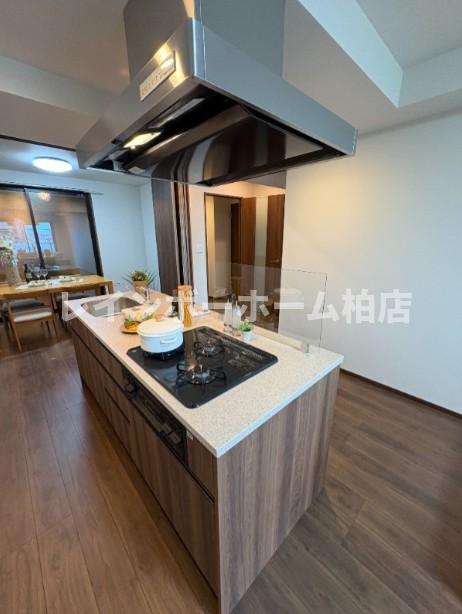 キッチン　人気のアイランドキッチンです　3口ガスコンロです　※家具等は