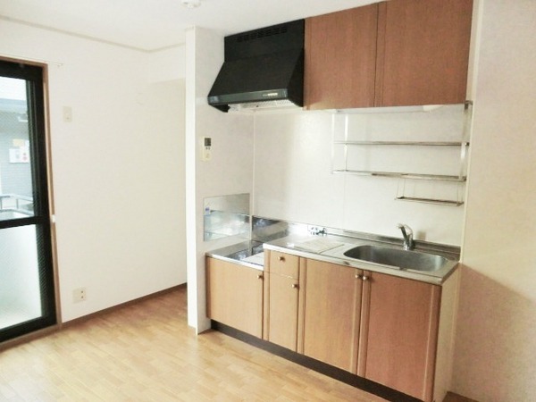 居室・リビング　壁付けキッチンでスペースを有効活用できます！