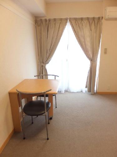 居室・リビング　カーペット仕様テーブルは使わない時は折りたためます