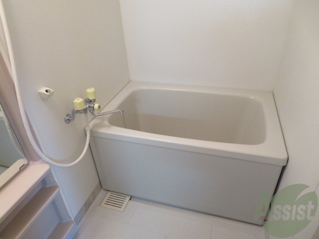 バス・シャワールーム　こちらはお風呂。一日の疲れをここで癒してください。