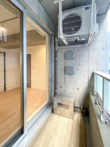 バルコニー　暖かな日差しのふりそそぐバルコニー