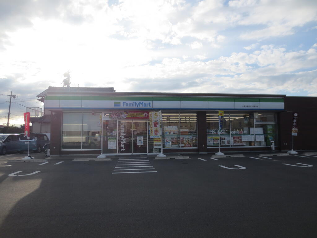 コンビニ　ファミリーマート一宮木曽川七ノ通り店（コンビニ）まで733m