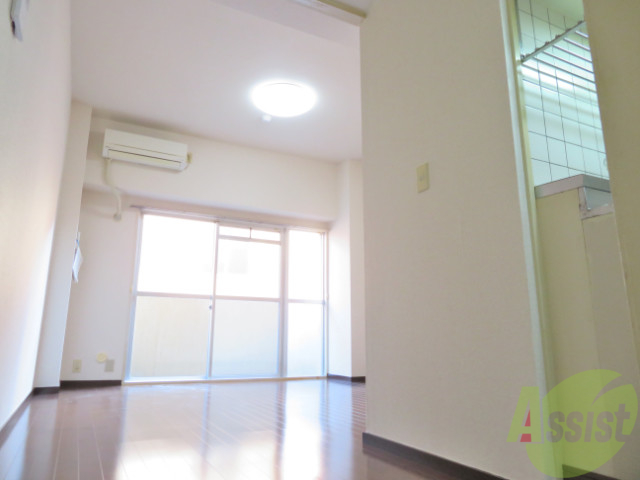 居室・リビング　隅々から洋室を撮影したので、イメージを掴んでください。