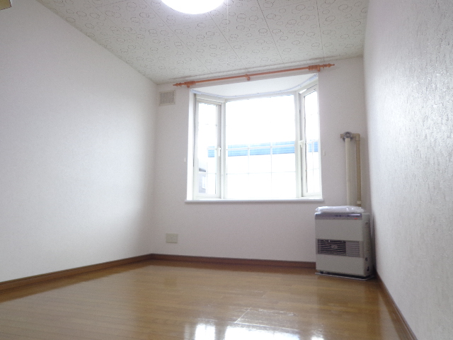 居室・リビング　明るい出窓がポイントです。　※別号室参考画像