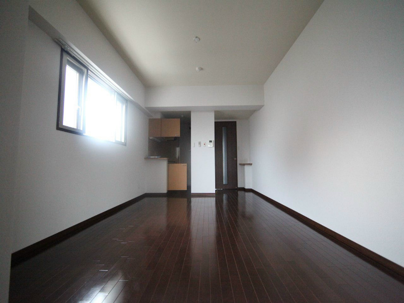 居室・リビング　ＬＤＫ10.7帖　洋室6帖角部屋窓付きです