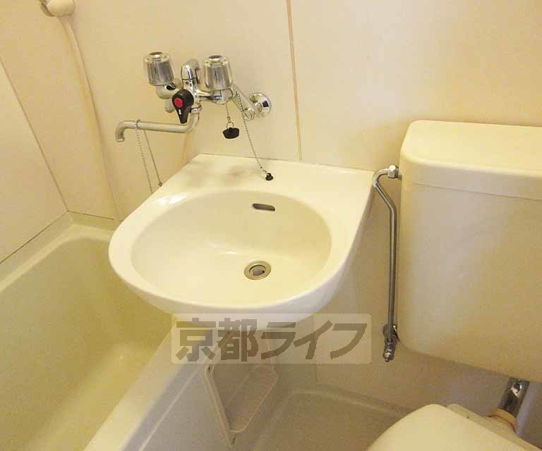 洗面設備　シンプルな洗面台です